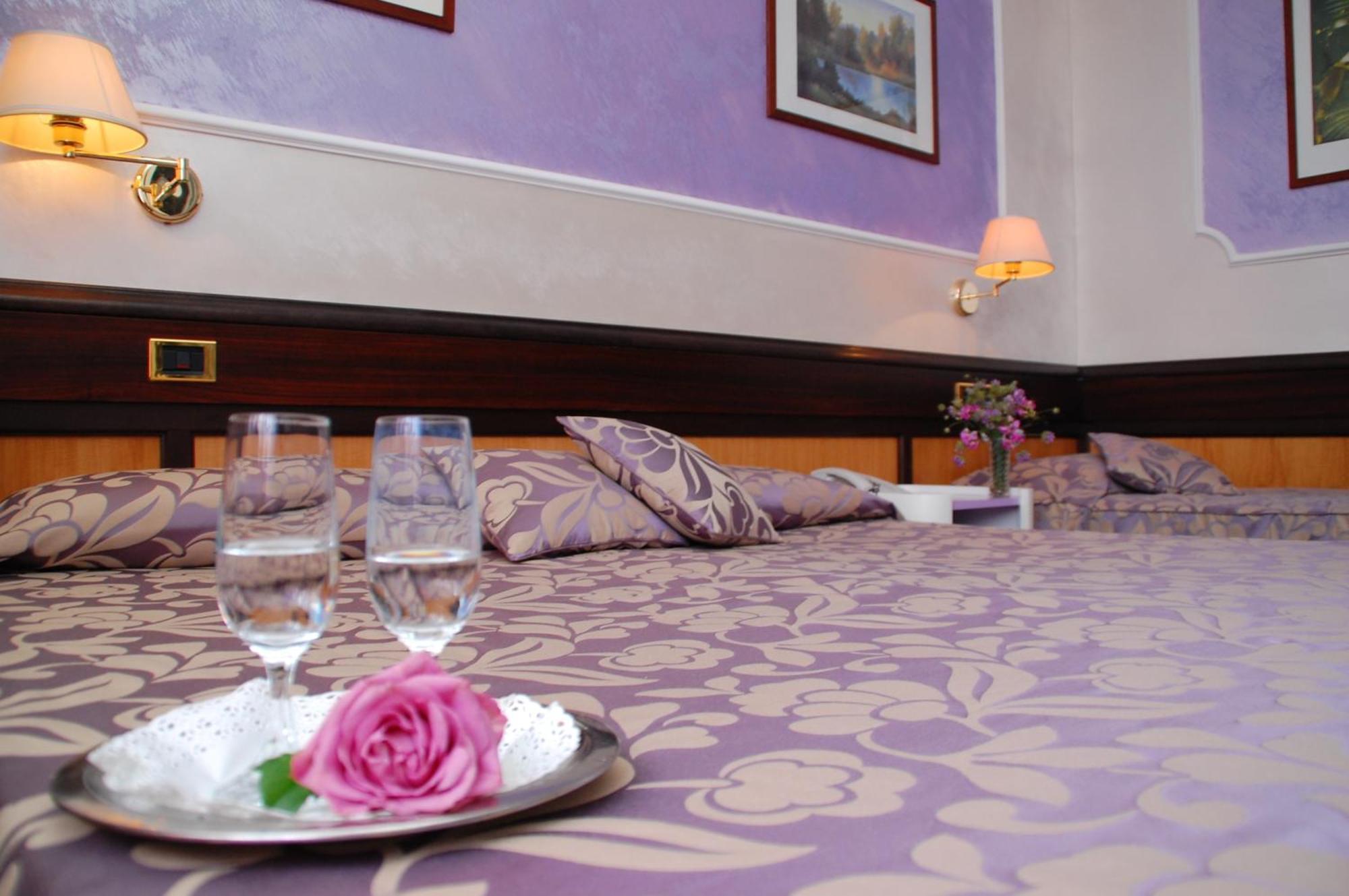 Benny Hotel กาตันซาโร ภายนอก รูปภาพ