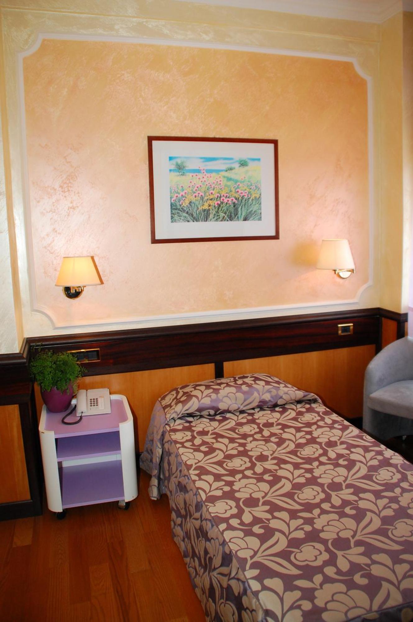Benny Hotel กาตันซาโร ภายนอก รูปภาพ