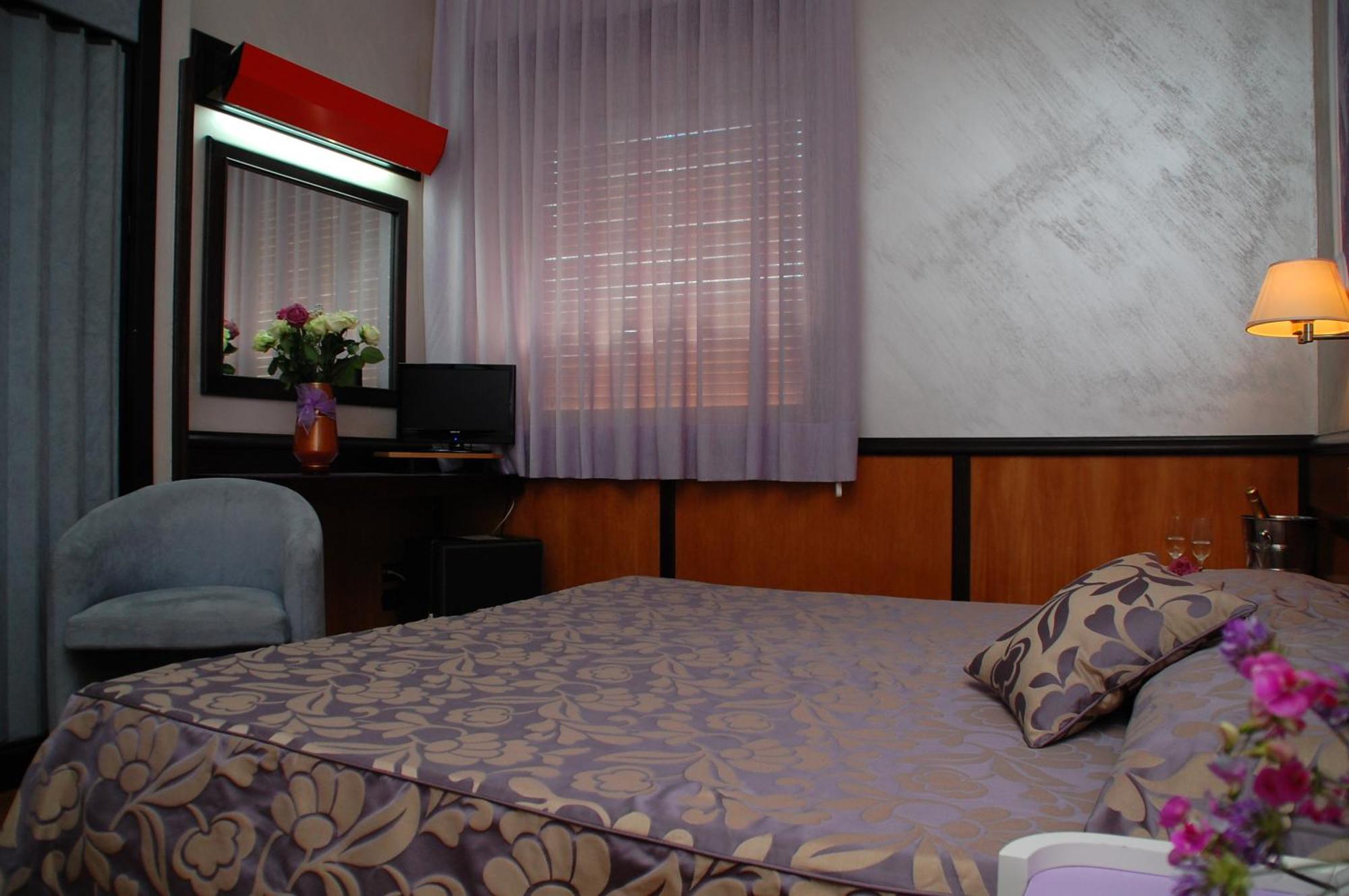 Benny Hotel กาตันซาโร ภายนอก รูปภาพ