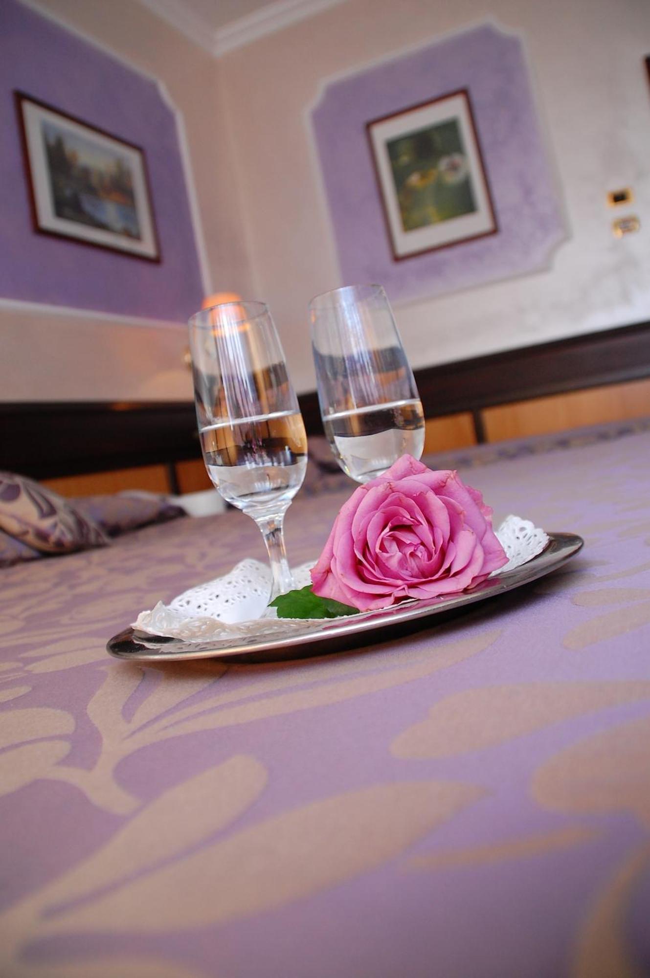 Benny Hotel กาตันซาโร ภายนอก รูปภาพ