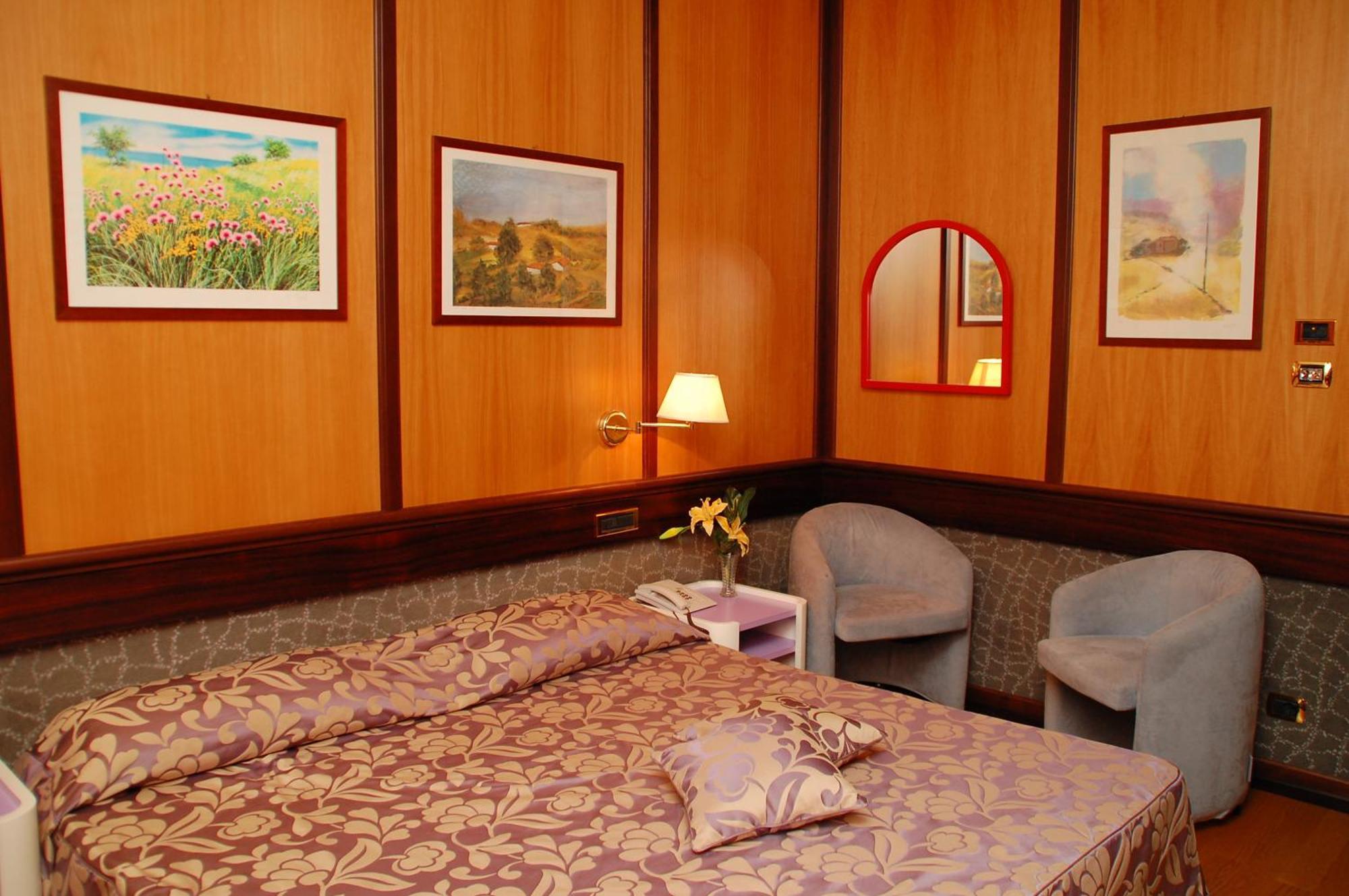 Benny Hotel กาตันซาโร ภายนอก รูปภาพ