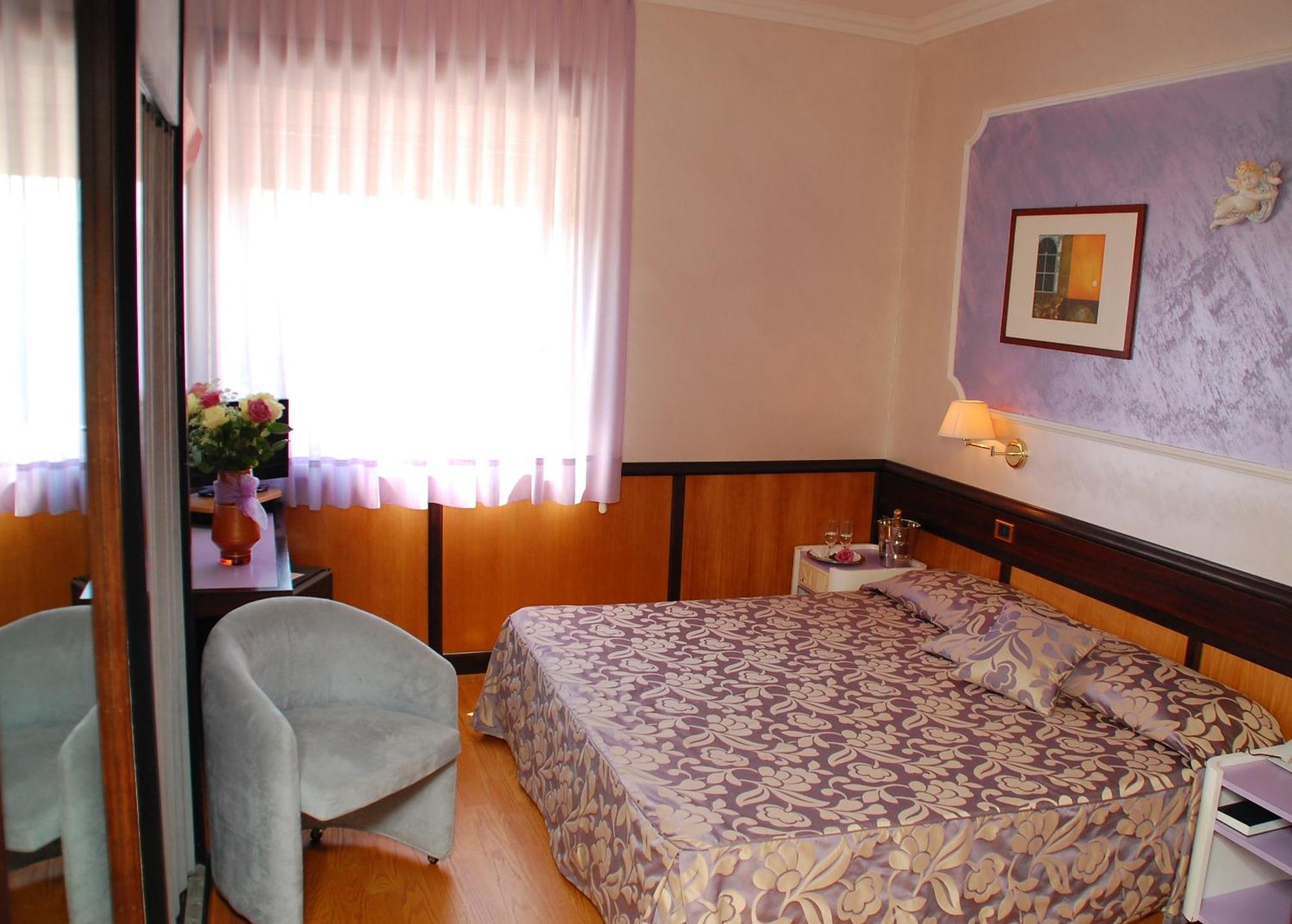 Benny Hotel กาตันซาโร ภายนอก รูปภาพ