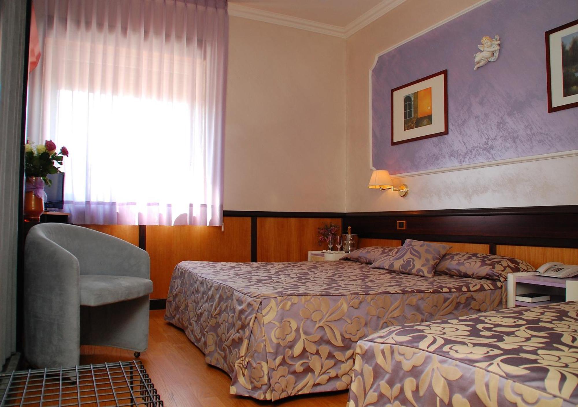 Benny Hotel กาตันซาโร ภายนอก รูปภาพ