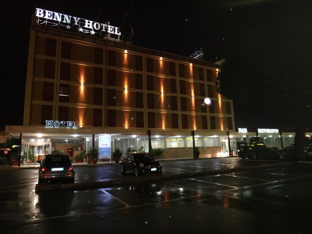 Benny Hotel กาตันซาโร ภายนอก รูปภาพ