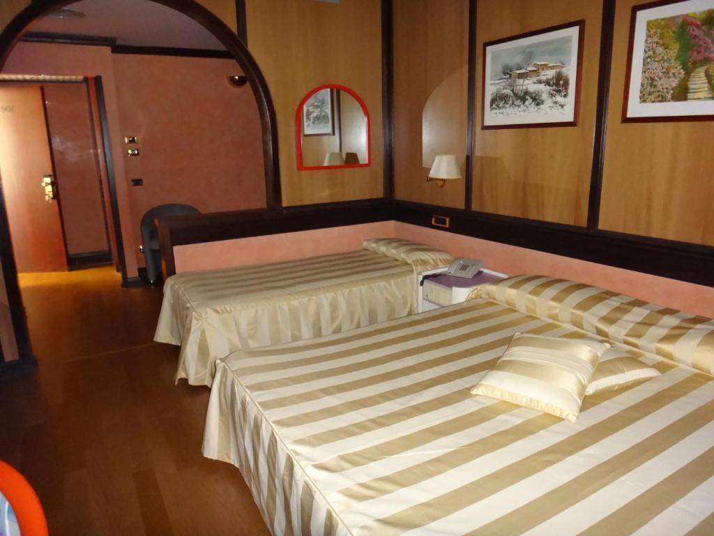 Benny Hotel กาตันซาโร ห้อง รูปภาพ