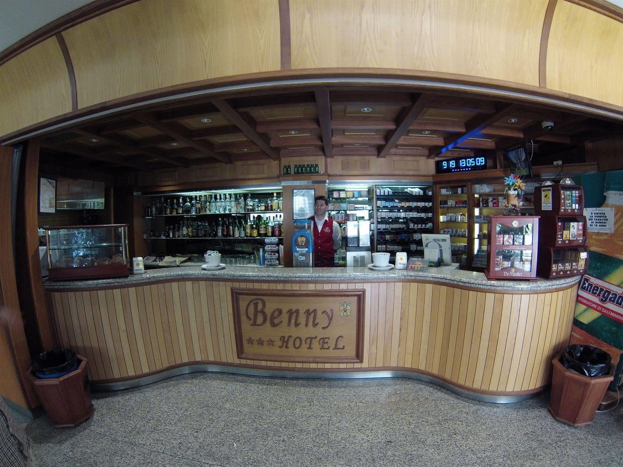 Benny Hotel กาตันซาโร ภายนอก รูปภาพ