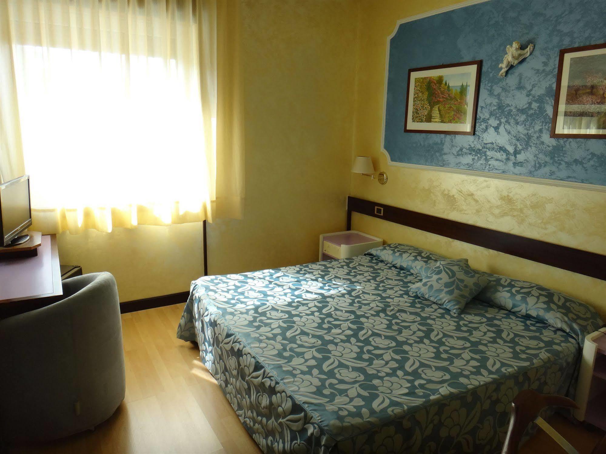 Benny Hotel กาตันซาโร ภายนอก รูปภาพ
