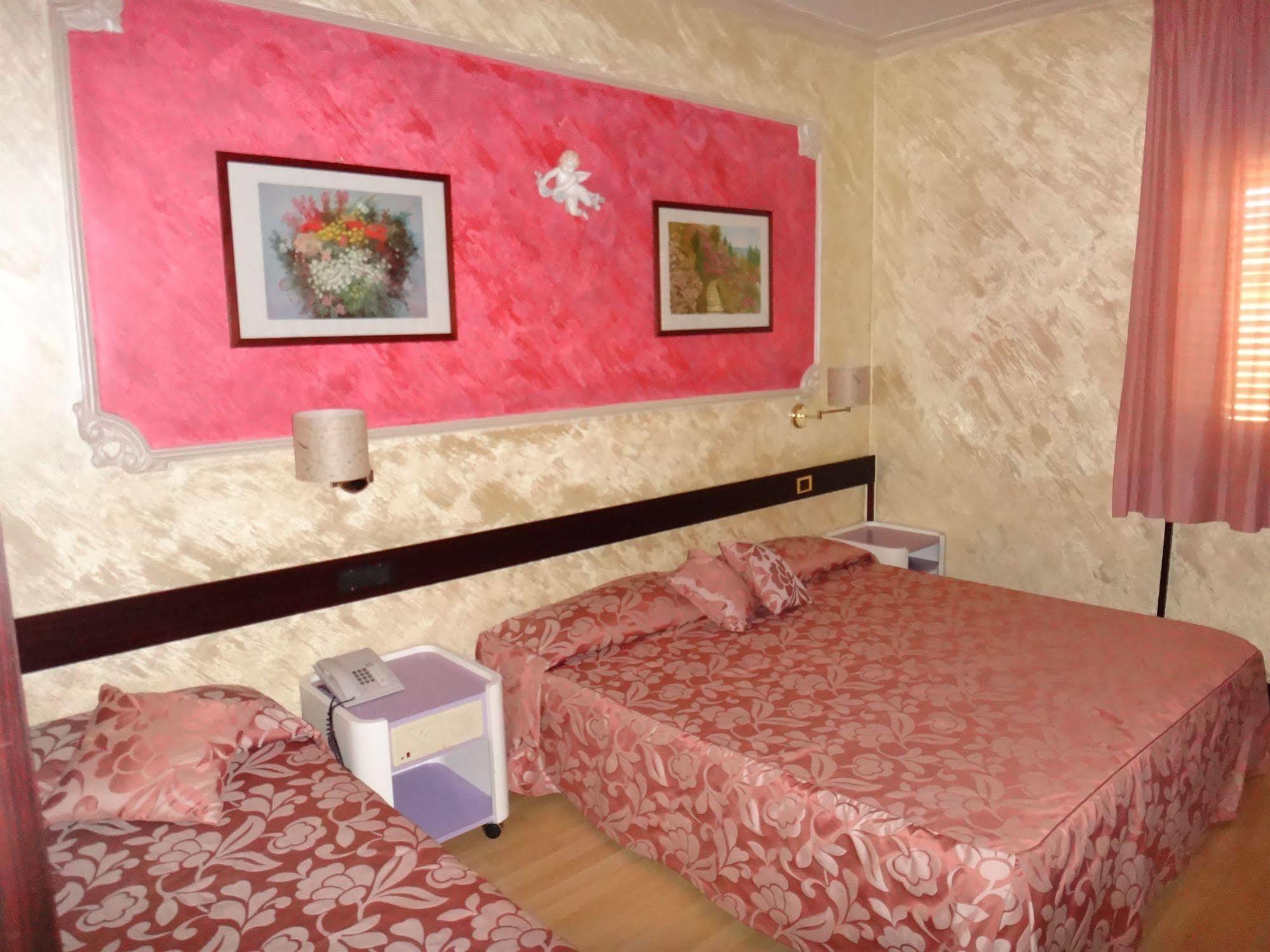 Benny Hotel กาตันซาโร ภายนอก รูปภาพ