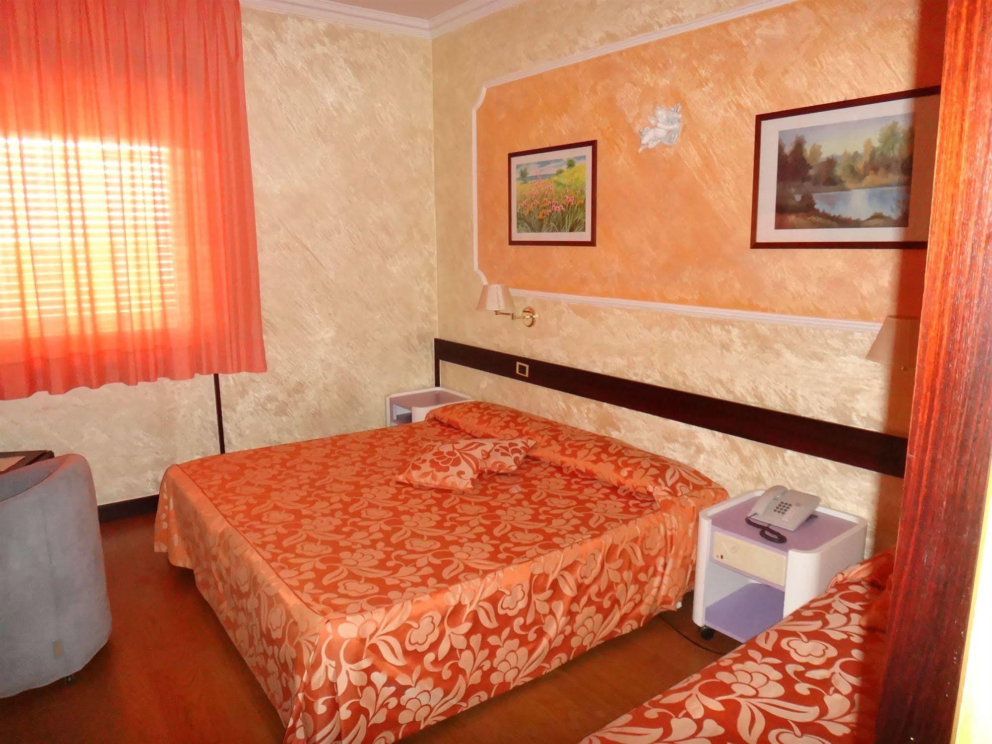 Benny Hotel กาตันซาโร ภายนอก รูปภาพ